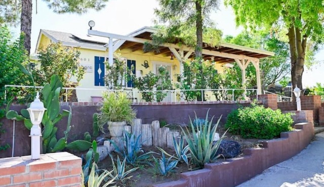 Farmhouse Escape w/Mountain Views