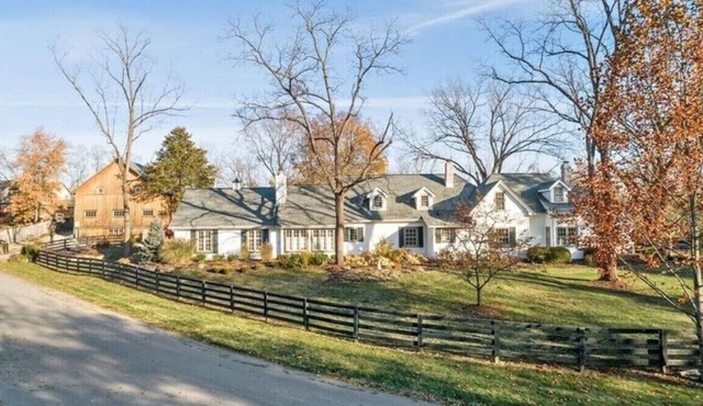 Farmhouse Estate with Pool,Entertainment Barn and Hot Tub in Suburban Indy