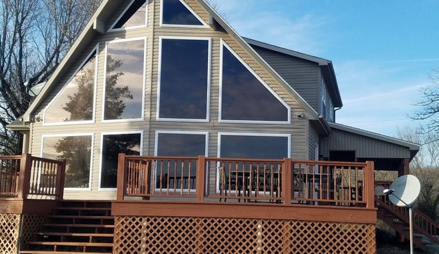 Farmhouse, fishing & biking. Secluded but only 15 min from Paducah.