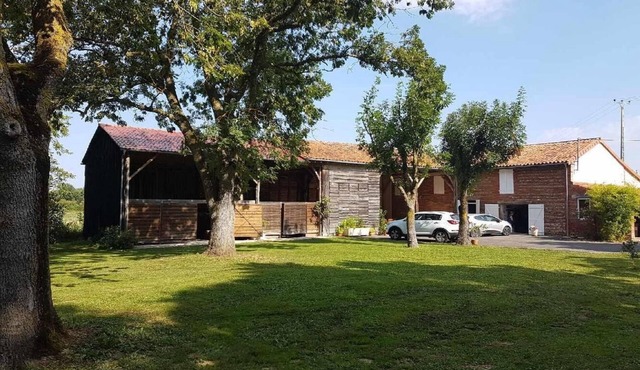 Farmhouse set in a large wooded park - Aquinaut