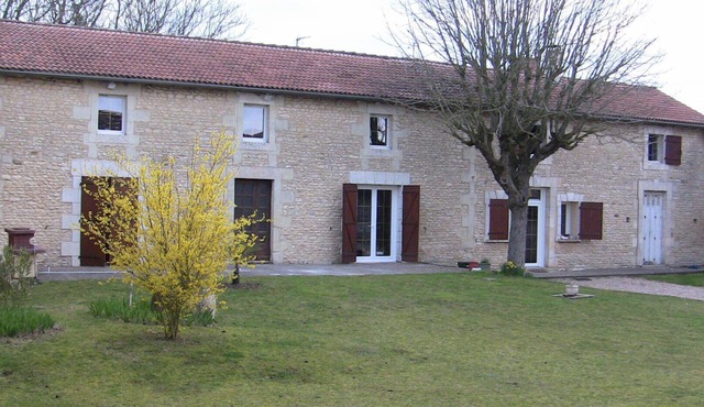 FARMHOUSE 10 MINUTES FROM FUTUROSCOPE