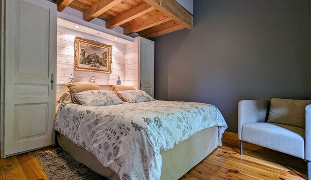 Farmhouse with indoor pool on large estate