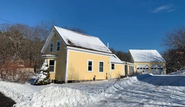 Farmhouse Gem with hot tub & fireplace