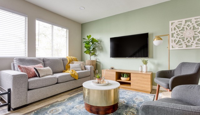 Farmhouse Getaway: 2 Bdr Condo near Disneyland & Little Saigon