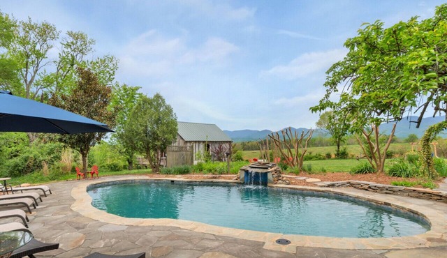Farmhouse getaway for family vacations and friend retreats - heated pool, amazing views, close to wineries/breweries
