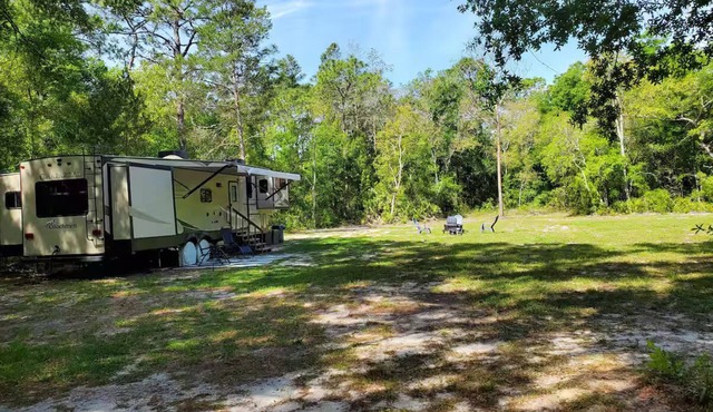 Farmhouse Glamping-10 mins to 3 Sisters Springs