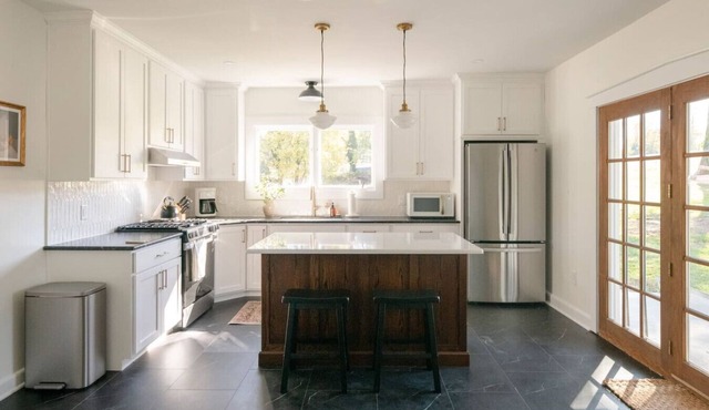 Farmhouse|HOT TUB|Fireplace|King Bed|4 Bedroom