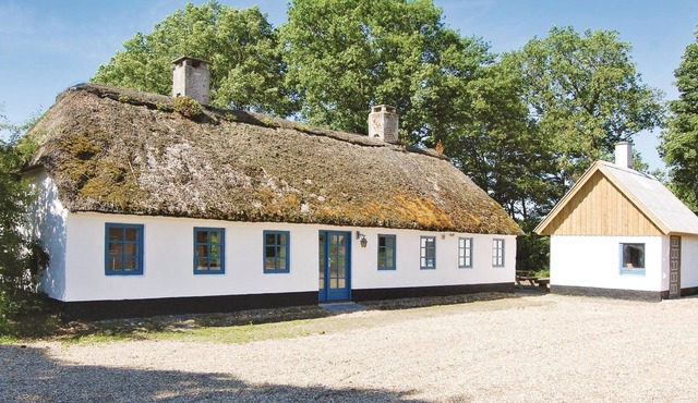 Farmhouse idyll with reed roof.
