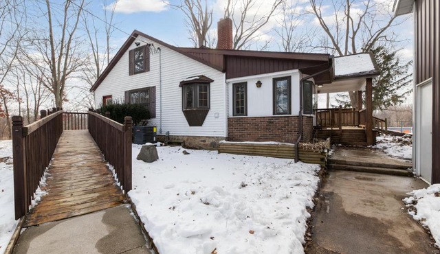 Farmhouse in Battle Creek whit hub tube