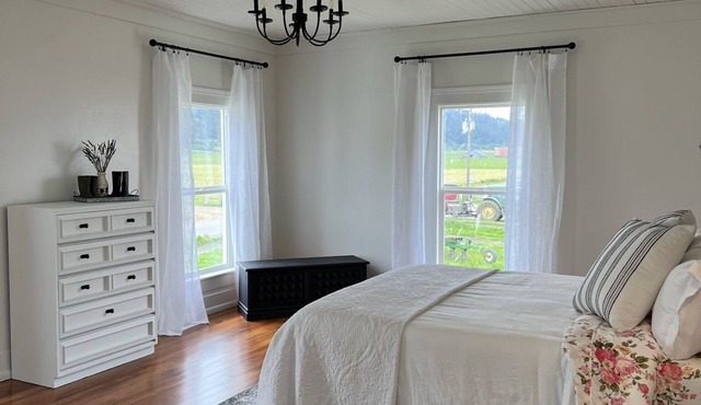 Farmhouse in beautiful Ferndale. Big enough for the whole family!