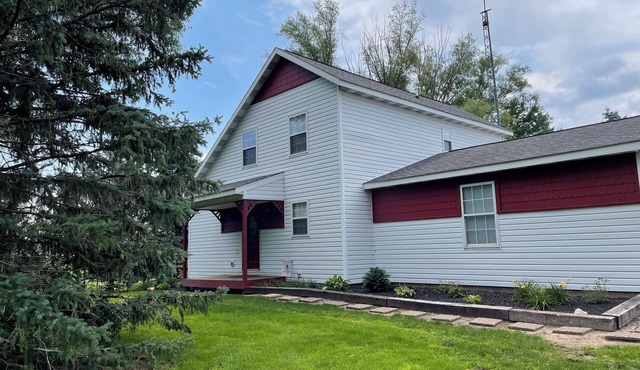 Farmhouse in beautiful country setting close to Purdue