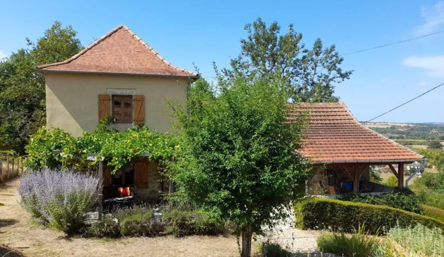 Farmhouse in countryside, pet friendly, private pool, sleeps 6