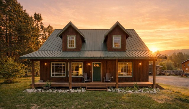 Farmhouse in Plain-Hot Tub, BBQ, Porch, Firepit