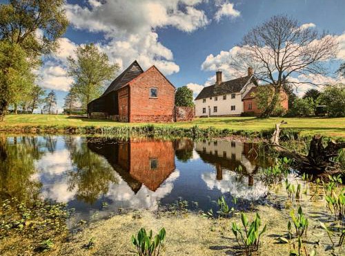 Farmhouse in Suffolk with wild swimming & hot tub