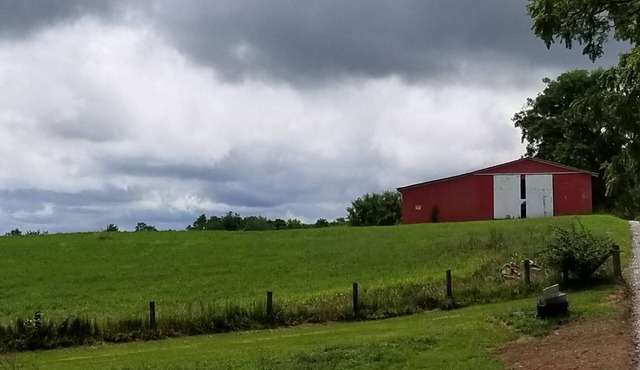 Farmhouse - in the country but close to everything. 4 bedrooms-Sleeps 10