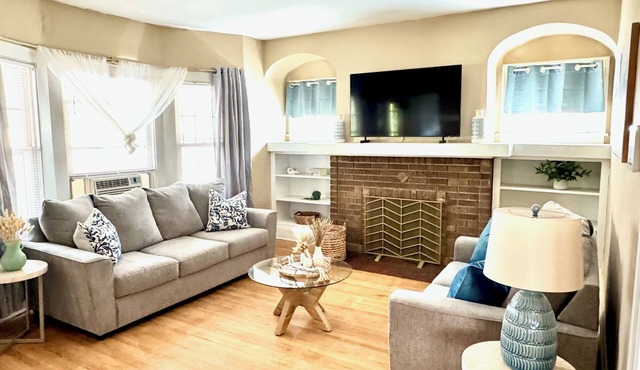 Farmhouse In The City CLE Clinic-Long Stays Welcome - 2bd/1bth WiFi, Full Kitch