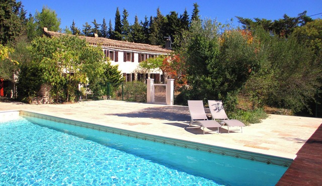 Farmhouse in Uzès: 7 bedrooms, 17 beds, 12X8m pool, 4 bathr., 5000m²garden, WIFI