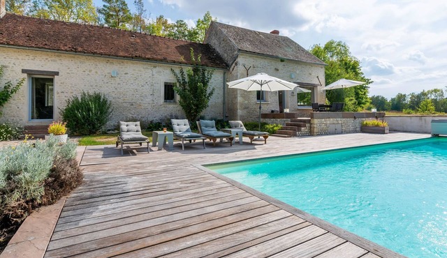 Farmhouse in Yèvre-le-Châtel with Heated Pool