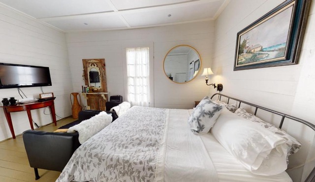 FARMHOUSE INN private apartments