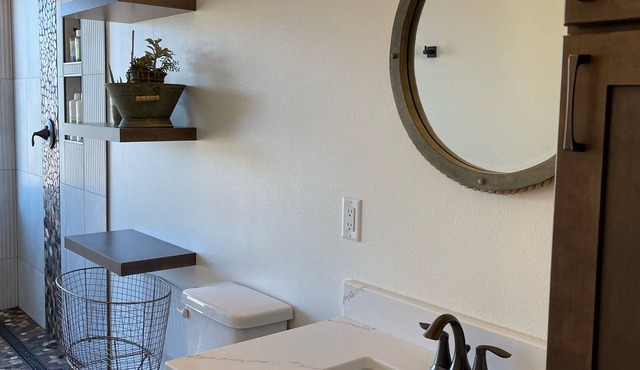 Farmhouse-ish * Hot Tub * Luxury Amenities *No Step Entry No Gravel Easy Access