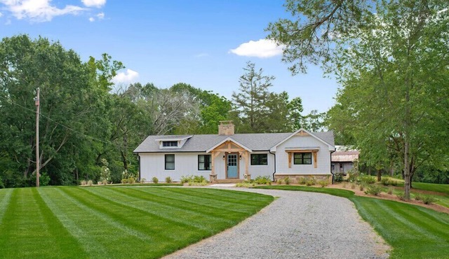 Farmhouse just minutes from Hanging Rock, sister property next door ID#3934130