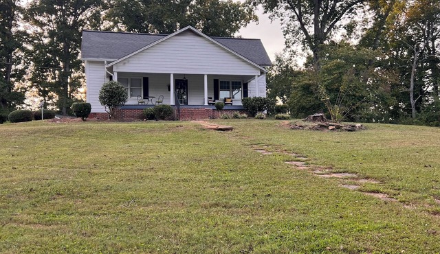 FARMHOUSE LIVING 🐄 2 BR 1 BA and a bonus room with 2 twin beds. Serenity Now!