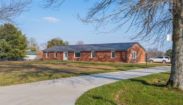 Farmhouse living within sight of Lexington - Horse Paddock available