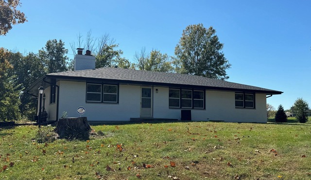 Farmhouse located close to I-70 and minutes from MU campus