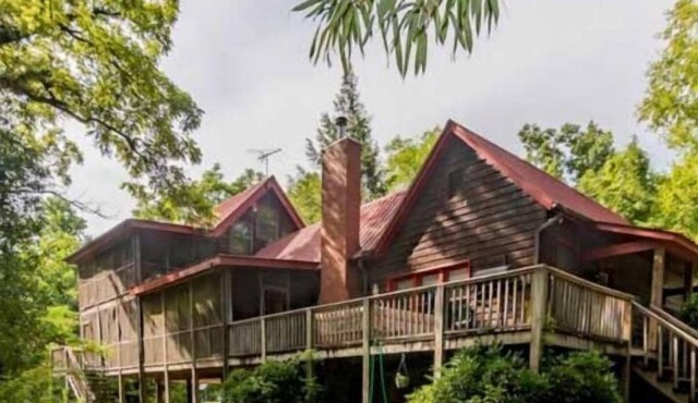 Farmhouse located on river with Mountain View-Wifi/Cable