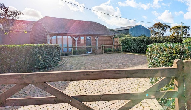 Farmhouse Lodge - a lodge/cabin that sleeps 2 guests in 1 bedroom