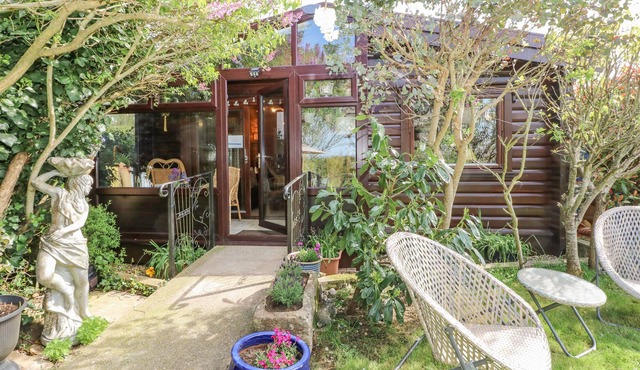 FARMHOUSE LODGE, pet friendly, character holiday cottage in Wroxall