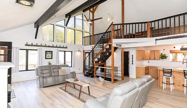 Farmhouse Mansion with fishing pond and hiking. 5-bedroom house WiFi Troutdale