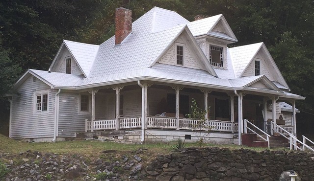 Farmhouse, mountain stream, 63 wooded acres, 21 min from Lake Lure