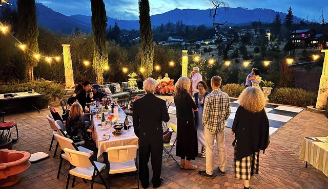 Farmhouse near Harbin Hot Springs with 3 bedrooms, 2 guest cabins, creek access