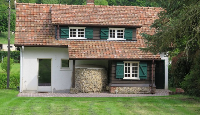 Farmhouse of character in a green