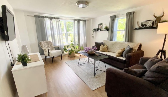 Farmhouse offers great sunsets and orchard/north mountain views.