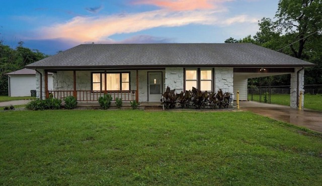 Farmhouse on 1 Acre | Big Driveway | DT 5 miles
