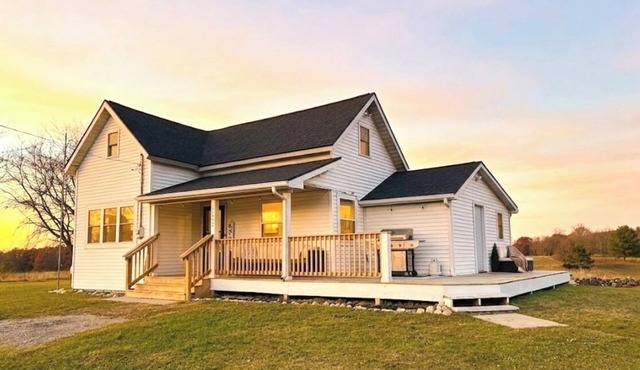 Farmhouse on 13 acres - Near Ferris & Dragon Trail