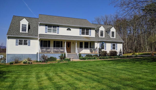 Farmhouse On 14 Acres. Close to Monticello & Ash Lawn Highland