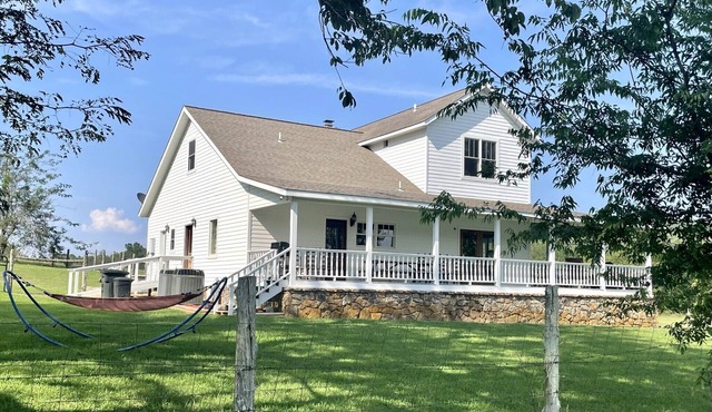 Farmhouse on 150 acres, great family or hunters' getaway, 15 minutes from town!