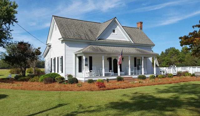 Farmhouse on 62 acres - Beautiful Views - Near Campbell Univ. and Ft. Bragg