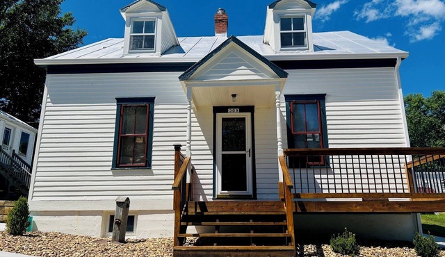 Farmhouse on 6th St