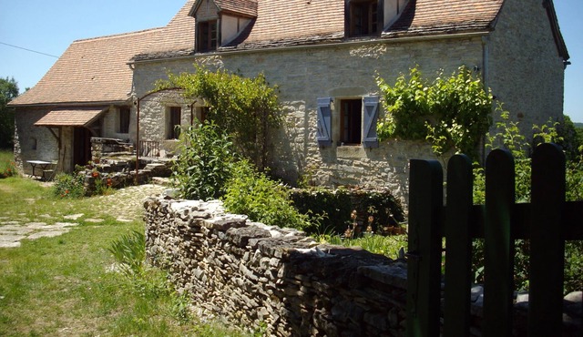 Farmhouse on Lot/Aveyron border near Cajarc with salt pool. Pets very welcome .