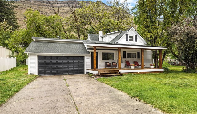 Farmhouse on Main - historic home in the heart of Riggins
