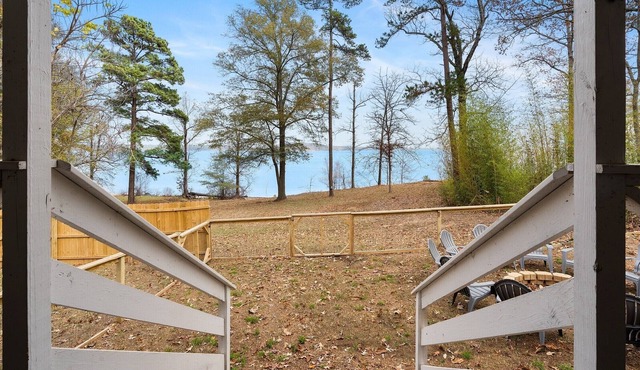 Farmhouse on the Lake - Waterfront Lake of the Pines!