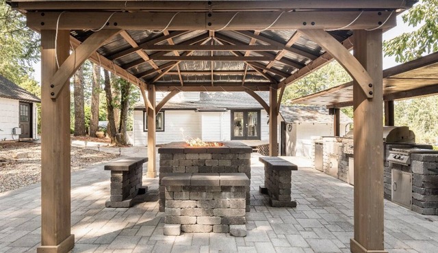 Farmhouse on wine scenic route, alpacas and hot tub. Pet friendly.