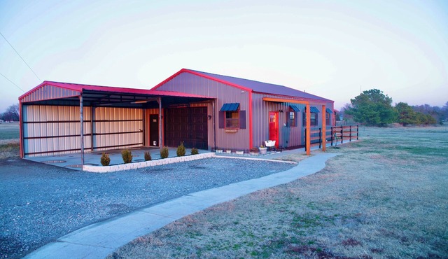 Farmhouse outskirts of Norman’s “Okla. University” fastWiFi, 2-75”TVs, KING BED