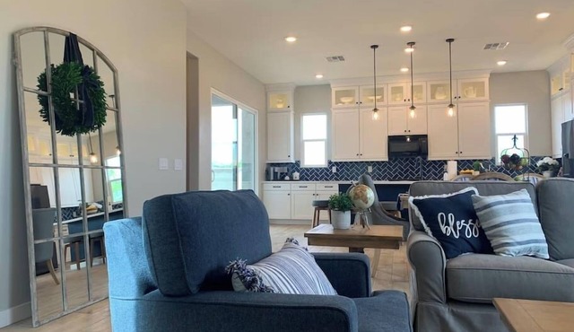 Farmhouse @ P83 Peoria - Baseball,Golf,Shopping, Dining