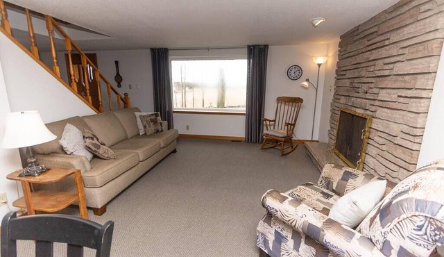 Farmhouse PEC - Centrally Located in PEC