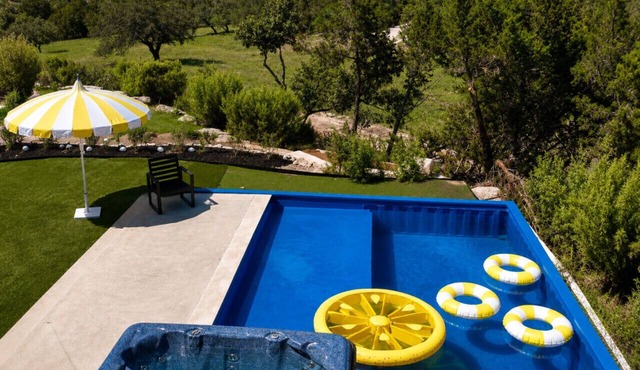 Farmhouse- Pool, Hot tub, Putting green, Swimming hole